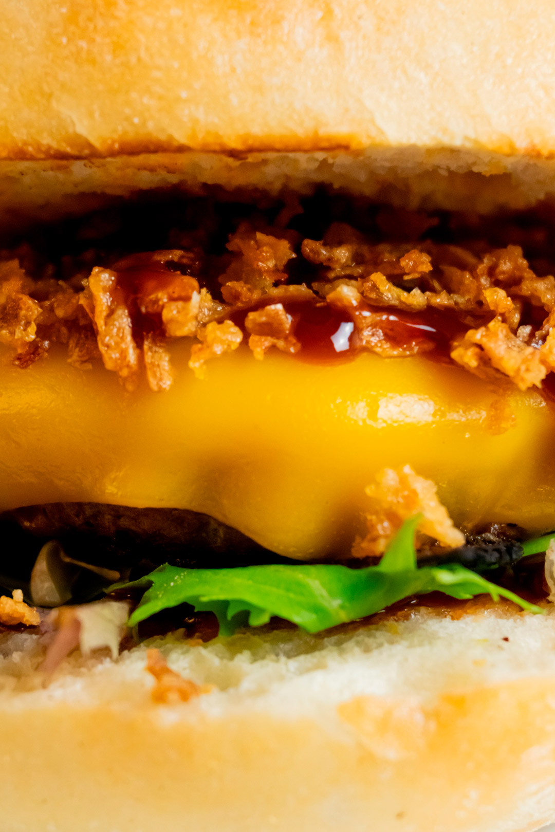 Fotografía de hamburguesa BBQ con salsa barbacoa en Valencia